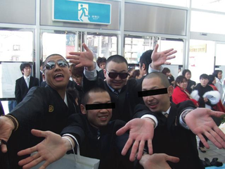 Illustration for article titled Japanese Photo Trend: Pretend Toothaches